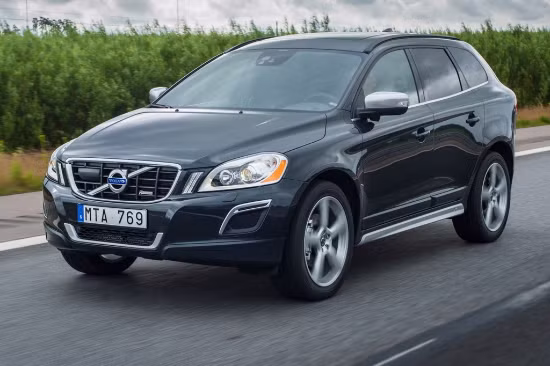 Volvo XC60 2010-2013: Xe được đánh giá cao về mặt ngoại hình “bảnh bao” và mức giá hữu nghị. Động cơ dung tích 3.2 lít 6 xi-lanh cho 300 mã lực giúp tài xế dễ dàng đạt tốc độ “đi mây về gió”. Hệ thống phanh an toàn tự động City Safety của Volvo giúp tài xế kiểm soát được đường lái tốt nhất ngay cả trên những đoạn đường trơn có độ ma sát thấp nhất.