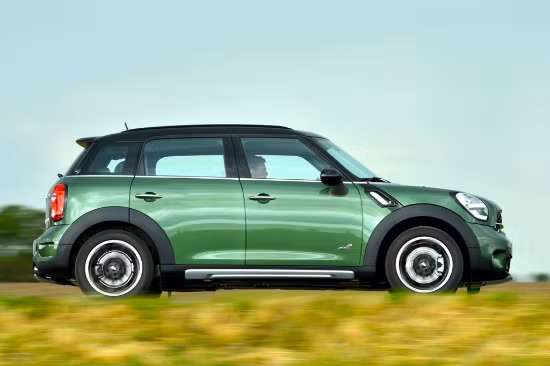 MINI Countryman 2013-2015: Mô hình S của dòng xe này dùng động cơ 180 mã lực. Với hệ thống ghế ngồi sưởi nhiệt, ghế bọc da chất lượng cao, hệ thống điều hướng cao cấp, kính chống nắng, nội thất của MINI Country khiến người dùng khó có thể “soi” ra điểm không hài lòng.