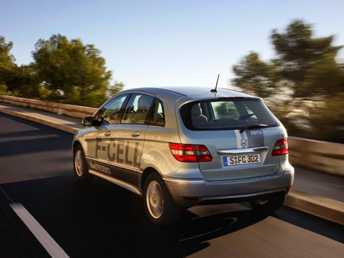 Mercedes tự tin rằng đến năm 2017 hãng sẽ khiến người tiêu dùng ưa chuộng các phương tiện vận hành bằng động cơ điện F-Cell.