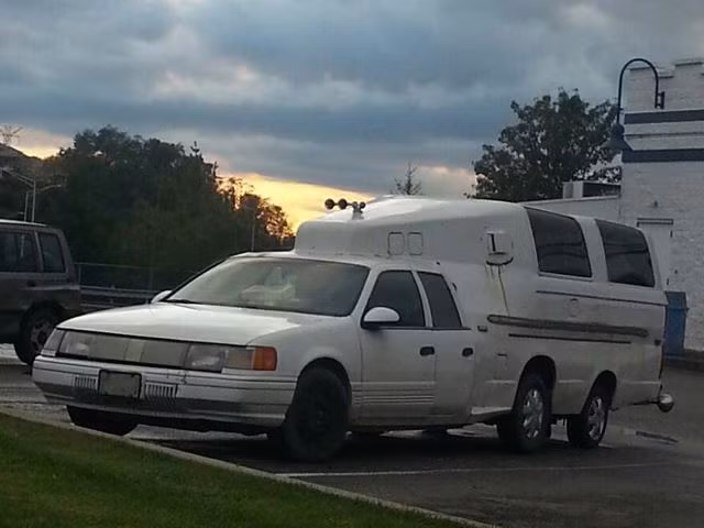 Có vẻ như ý tưởng đem nối phần đầu của một chiếc xe hơi với phần đuôi của một chiếc xe tải không phải là một ý tưởng hay cho lắm với chiếc xe này.