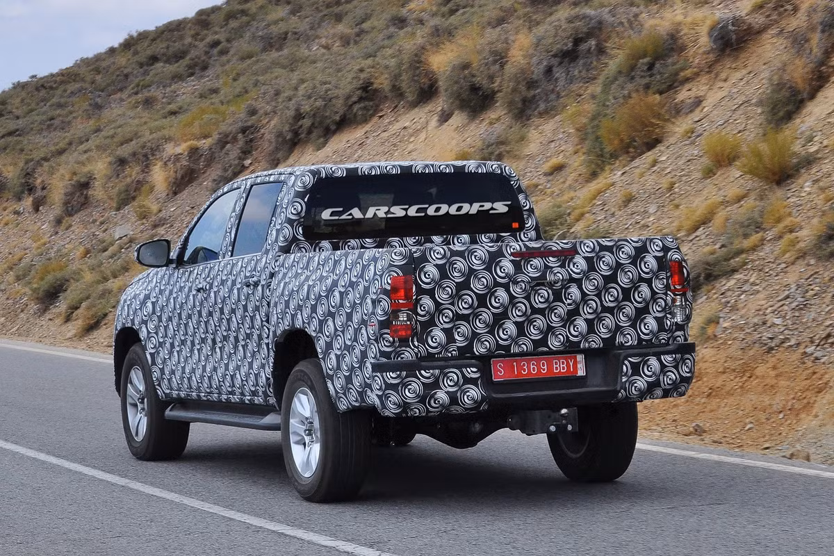 Ở đuôi xe, cụm đèn hậu không có nhiều khác biệt với thiết kế dạng thanh đứng thường thấy.