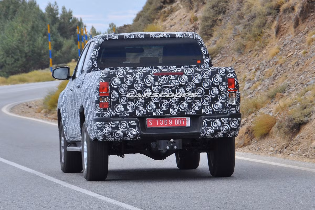 Hiện thông tin chi tiết cũng như hình ảnh về nội thất của Hilux 2015 chưa được tiết lộ.