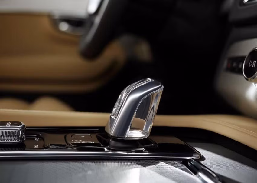 Cần gạt số thiết kế nhỏ gọn, tinh tế phù hợp với nội thất cực sang bên trong xe.