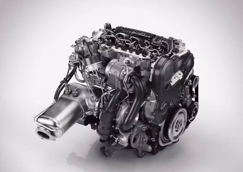 Volvo XC90 2015 được trang bị hệ dẫn động hybrid sạc điện với máy xăng 4 xi-lanh, siêu nạp, tăng áp, dung tích 2.0 lít và một mô-tơ điện. Hệ thống tạo ra công suất tối đa khoảng 400 mã lực và lượng khí CO2 tầm 60g/km.