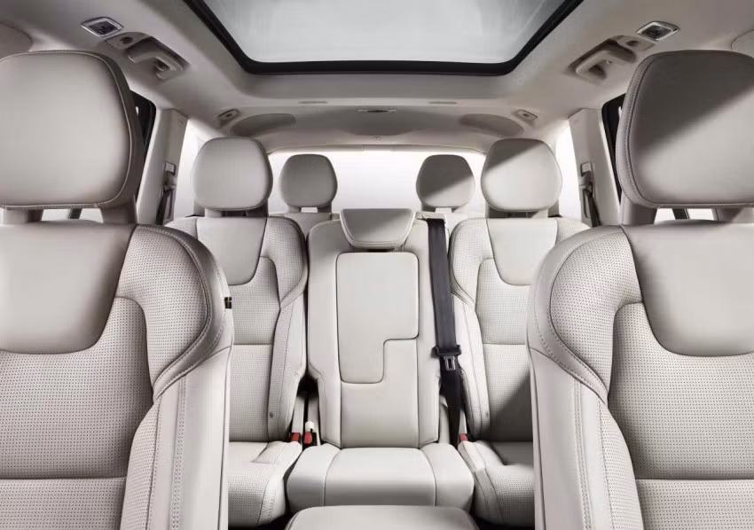 Không gian bên trong rộng rãi, đủ sức chứa 7 hành khách người lớn. Hệ thống ghế ngồi chia làm 3 hàng, bố trí kiểu 2-3-2.