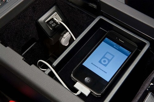 Trang trí nội thất không những bắt mắt mà một số tiện ích đặc biệt còn giúp người dùng có thể thưởng thức nhiều nội dung giải trí ngay trên xe.