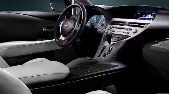 Về nội thất, xe tích hợp hệ thống audio gồm 12 loa, đầu CD, hệ thống điều khiển USB/iPod, SiriusXM Satellite Radio và hệ thống Bluetooth audio streaming.