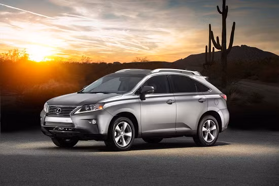 Tuy nhiên, những thay đổi đó không đến nhiều từ ngoại thất của xe. Lexus RX 350 2015 được trang bị bánh hợp kim 19 inch và có nhiều phiên bản màu sắc mới cho khách hàng lựa chọn.