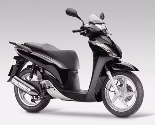 Honda Scoopy SH 125: Đây là mẫu xe gặt hái được nhiều thành công trên thị trường quốc tế nói chung và là mẫu xe xuất hiện lâu đời nhất trên thị trường Việt Nam. Xe sử dụng động cơ 4 kỳ, tích hợp hệ thống phun xăng điện tử PGM-FI với mức tiêu thụ nhiên liệu khoảng 2 lít/100km.