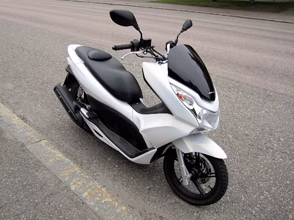 Honda PCX 125: So với người tiền nhiệm của mình, PCX 125 có thiết kế cân đối hơn giữa phần đầu và phần đuôi xe nhờ cặp đèn xi-nhan lồi hẳn ra. Xe được trang bị hệ thống phun xăng điện tử eSP 125 phân khối, công suất 11,5 mã lực và nhiều cải tiến hiện đại khác.