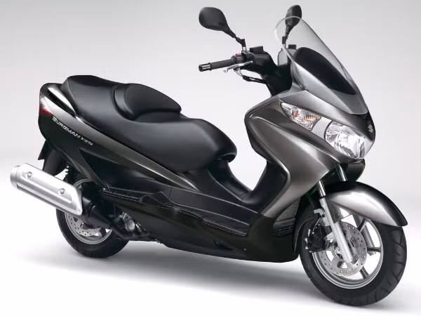 Suzuki Burgman 125: Đây là mẫu xe được ví là “phi thuyền trên phố” với chiều dài 2.055 mm, rộng 740 mm, cao 1.355 mm và chiều dài cơ sở 1.465 mm. Xe được trang bị động cơ xi-lanh đơn 25 phân khối cho công suất công suất 12 mã lực và hệ thống phun xăng điện tử cao cấp.