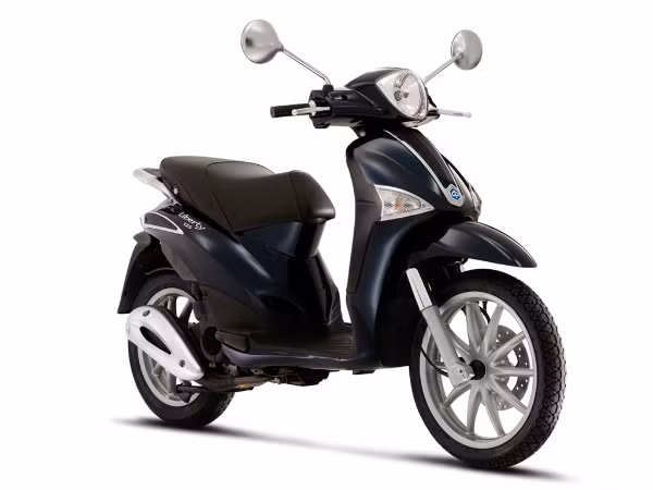 Piaggio Liberty 125: Với phong cách thanh lịch đậm chất Ý cùng hệ thống phun xăng điện tử giúp tiết kiệm nhiên liệu tối ưu nhất, Piaggio Liberty 125 dễ dàng đạt vị trí quán quân trong số các xe có doanh thu cao nhất tháng 10. Ngoài ra, hệ thống truyền động mới giúp xe vận hành êm ái ngay cả trên những khúc cua gấp nhất.