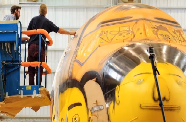 Công việc vẽ tranh trên và dưới máy bay khá phức tạp bởi việc phun sơn chỉ có thể làm ở vị trí thẳng đứng. Hai nghệ sỹ phải cầu kỳ và cẩn thận, không để hình mắt, miệng, mũi... tại các khu vực cửa sổ, cửa ra vào bị biến dạng.