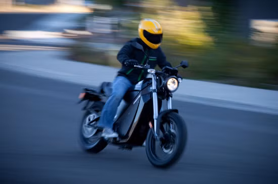 Công suất 17 mã lực cùng mô-men xoắn cực đại 30 vòng/phút giúp xe đạt tốc độ tối đa 88 km/h với khả năng tăng tốc từ 0 - 50km/h trong 4 giây.