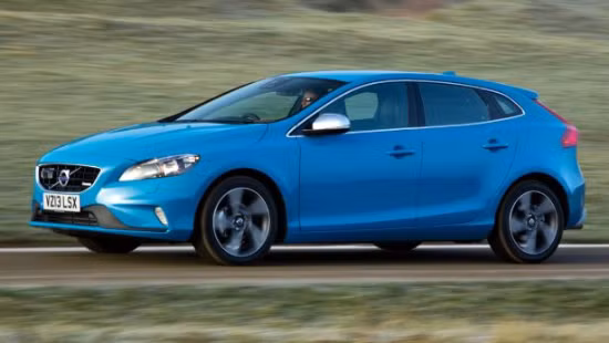 Volvo V40 T5: Xe có động cơ 5 xi-lanh với công suất 254 bhp cho phép điều khiển các cấp tốc độ tự động. Xe có giá 31.900 Euro (tương đương 891 triệu đồng).