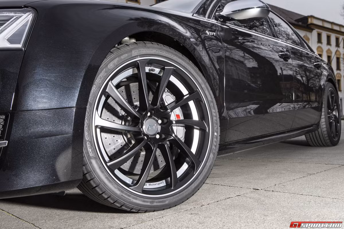 Một điểm khác biệt dễ nhận thấy nhất của S8 nằm ở hệ thống bánh xe 20 inch thay vì 21 inch như hiện tại.