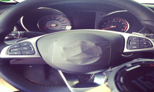 Xe được trang bị vô lăng bọc da tiêu chuẩn có mặt dưới được thiết kế phẳng. Đây là một trong hai dạng vô lăng của Mercedes.