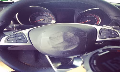 Xe được trang bị vô lăng bọc da tiêu chuẩn có mặt dưới được thiết kế phẳng. Đây là một trong hai dạng vô lăng của Mercedes.