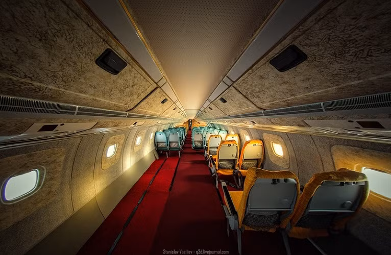 Tu-144 lần đầu vượt bức tường âm thanh vào ngày 5/6/1969 và vào ngày 15/7/1969 nó trở thành chiếc máy bay vận tải đầu tiên vượt tốc độ Mach 2, là chiếc máy bay chở khách bay nhanh nhất từng có. Trong ảnh là không gian bên trong khoang máy bay.