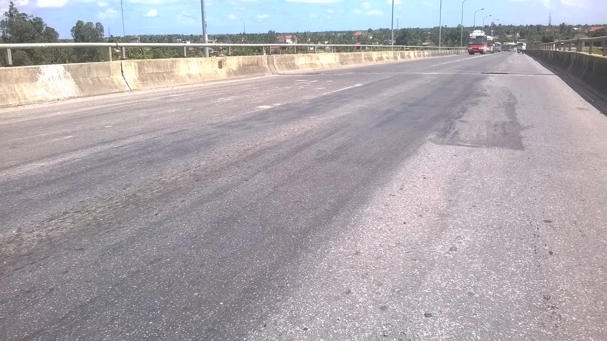 Vết hằn vệt bánh xe chạy dài.