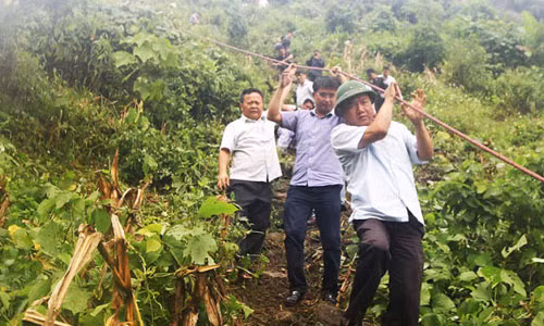 Ông đã cùng các lực lượng chức năng có mặt tại hiện trường để chỉ đạo công tác cứu hộ các nạn nhân cũng như chỉ đạo làm rõ nguyên nhân vụ tai nạn thương tâm. Trong ảnh, Bộ trưởng Thăng đang đu dây xuống vực để chỉ đạo cứu hộ các nạn nhân.