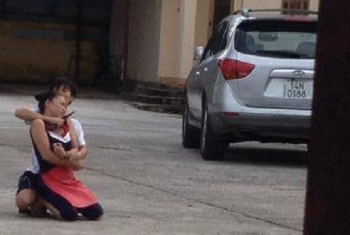 Đối tượng Long dùng dao bầu khống chế con tin.