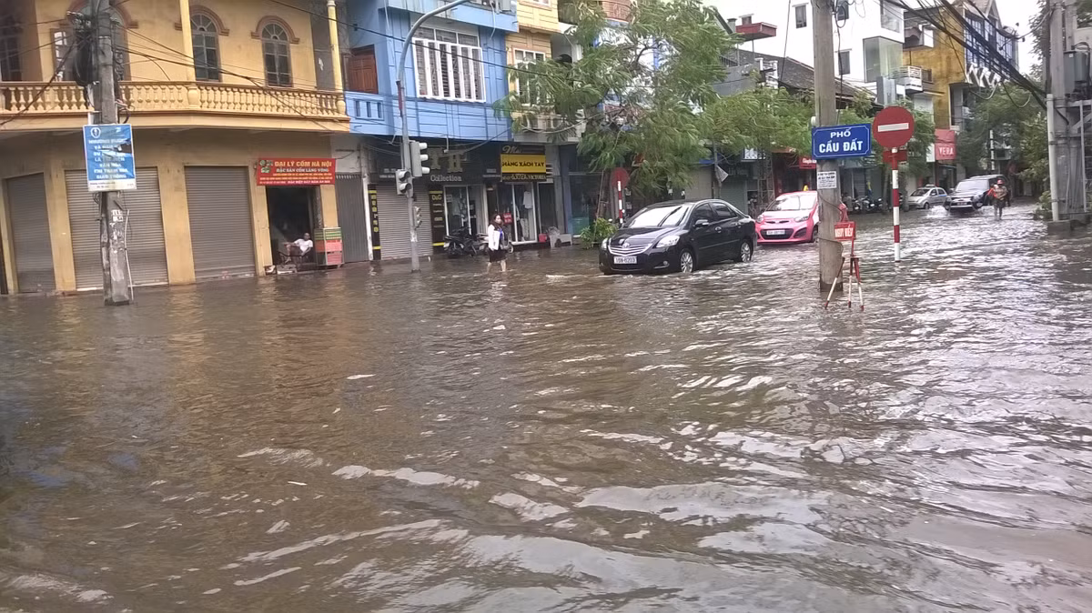 Ô tô bì bõm lội nước trên phố Hải Phòng.