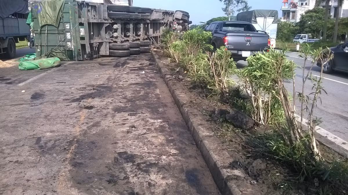 Chiếc xe tai nạn nằm vắt qua dải phân cách quốc lộ 5 trong tư thế lật nghiêng.