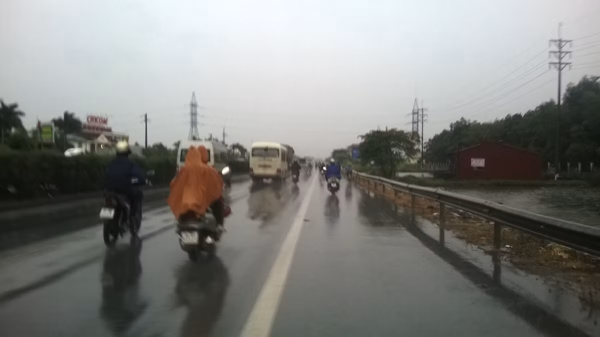 Tại Hải Dương, người đi đường cũng gặp nhiều khó khăn do mưa lớn.