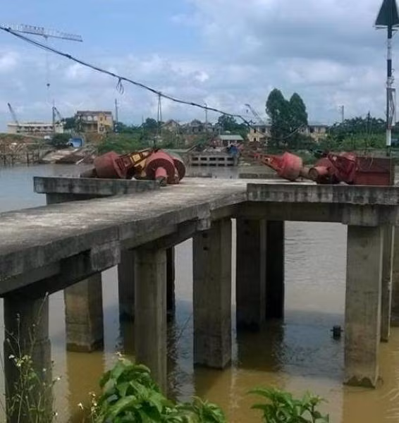 Mố cầu nơi chị Mai ôm con nhỏ nhảy sông Lô tự vẫn.