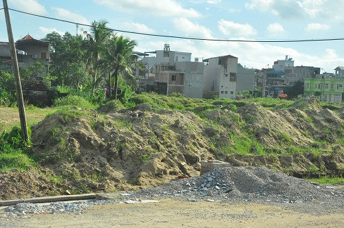 Theo ông Tống Phúc Hà, Phó CT UBND phường Điện Biên (Thành phố Thanh Hóa), theo quy định, thời hạn đến 30/8 là các hộ dân ở đây phải hoàn thành công tác di dời, tuy nhiên hàng chục hộ vẫn chưa chịu chuyển đi, nên UBND Thành phố Thanh Hóa đã nới cho các hộ dân đến hết tháng 9, nếu các hộ dân không chấp hành thì sẽ phải cưỡng chế.
