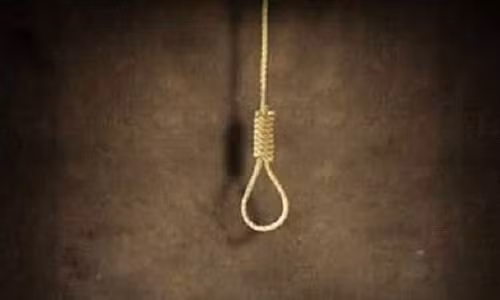 Giám đốc trung tâm giáo dục thường xuyên huyện Cát Hải treo cổ tự vẫn vì áp lực công việc (Ảnh minh họa)