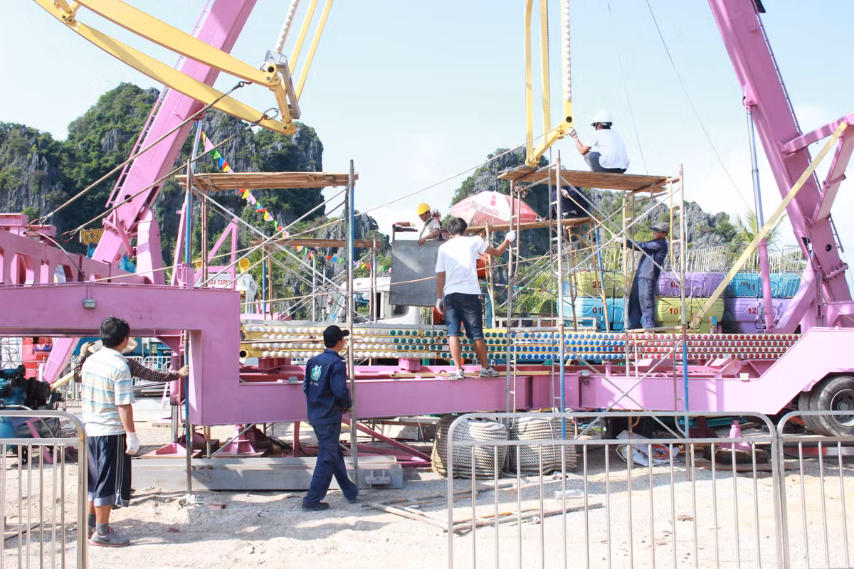 Theo đại diện khu tổ hợp giải trí, tất cả các hạng mục trò chơi đều được kiểm định trước khi hoạt động. Các công nhân đang hoàn thiện hạng mục đu quay ngoài trời.