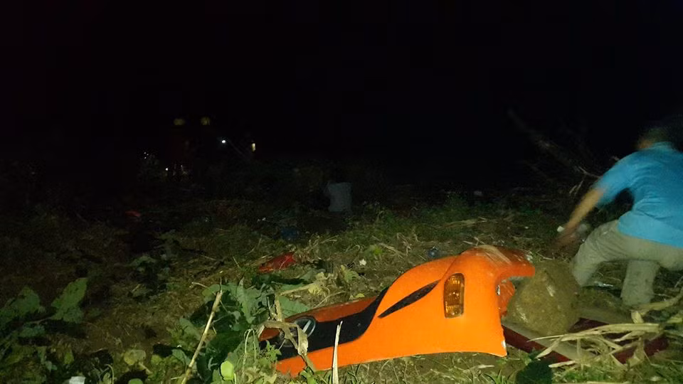 Những mảnh vỡ xe ô tô tại hiện trường.