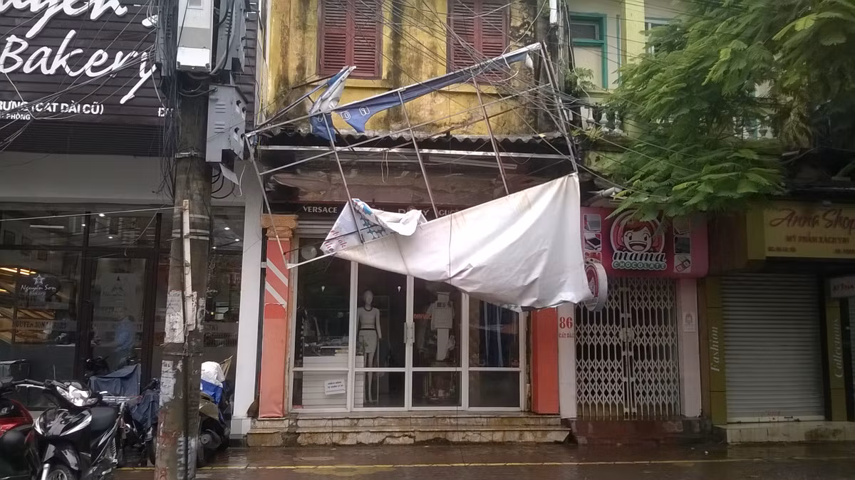 Nhiều biển hiệu bị gió thổi bay.