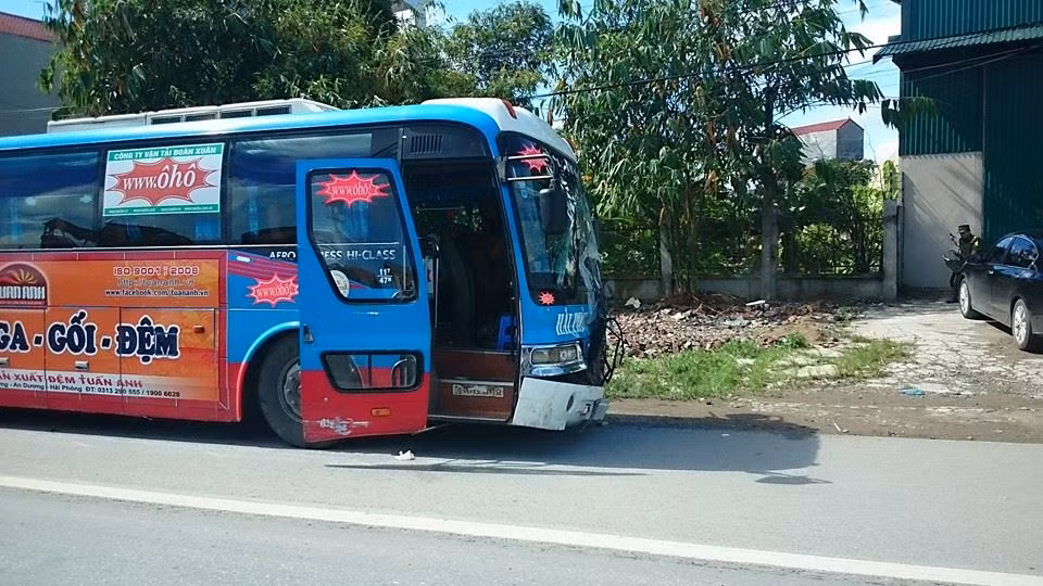 Chiếc xe khách va chạm với xe công vụ.