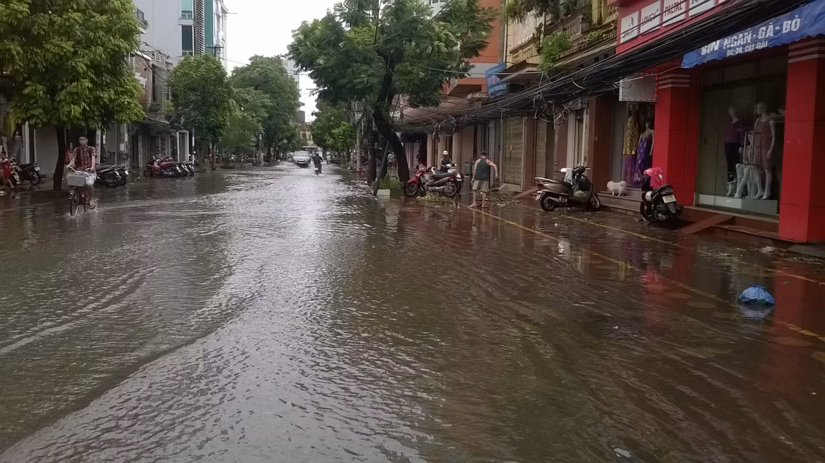 Nhiều tuyến đường chìm trong nước.