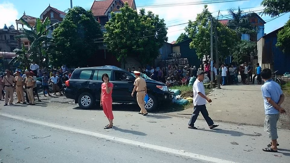 Khi đó, xe 80A-012.59 do anh Nguyễn Văn Tích, SN 1979, công tác tại Cục Tham mưu- Tổng cục Xây dựng lực lượng- Bộ Công an điều khiển đi chiều Hà Nội- Hải Dương. Trên xe chở đồng chí Trung tướng Nguyễn Xuân Tư, SN 1957 là Phó Tổng cục trưởng Tổng cục Xây dựng lực lượng- Bộ Công an; ông Nguyễn Văn Đỗ, SN 1956, trú tại quận Cầu Giấy, Hà Nội và ông Nguyễn Việt Dũng SN 1956 trú tại quận Ba Đình, Hà Nội (ông Đỗ và ông Dũng là bộ đội nghỉ hưu).