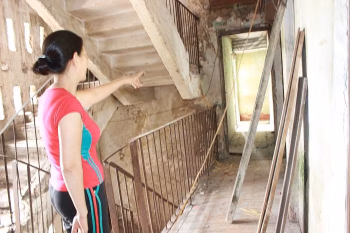 Bên trong khu tập thể xuống cấp, xập xệ này, hàng chục hộ dân vẫn chưa chịu di dời bởi khu tái định cư chỉ là khu đất trống, không có cơ sở hạ tầng...