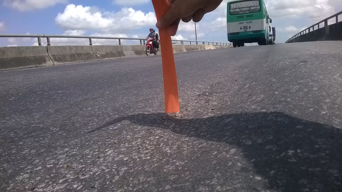 Mặt cầu lún rất dễ thấy.