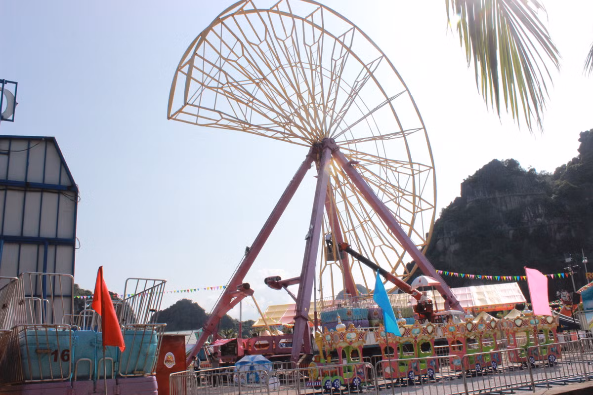 Tại khu tổ hợp giải trí này nhiều khu trò chơi khác nhau đang được hoàn thiện.