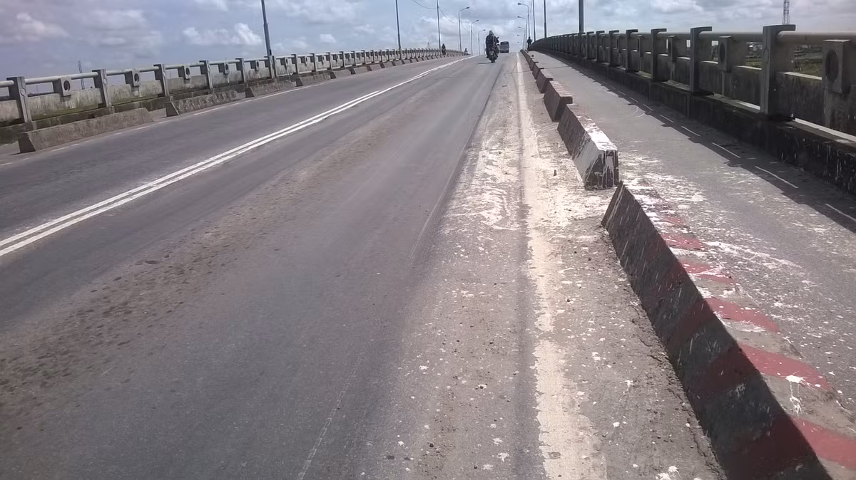 Tại Cầu Tiên Cựu cũng trên QL10, vết hằn sâu có nơi từ 5 đến 10cm chạy dài trên mặt cầu là nỗi kinh sợ của người tham gia giao thông. Nhất là trong đêm tối. Hi vọng các cơ quan chức năng sớm của phương án hữu hiệu nâng cấp mặt cầu, tránh những tai nạn đáng tiếc xảy ra.