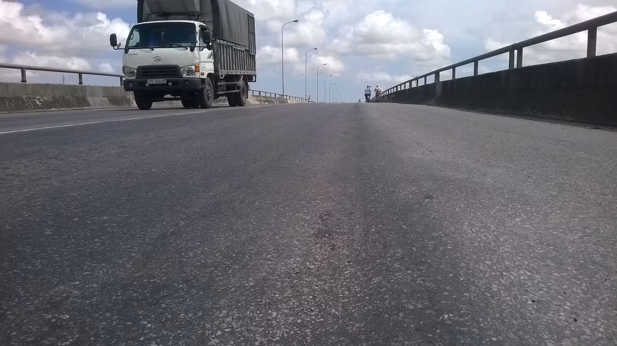 Mặt cầu Quý Cao xuất hiện những vết hằn sâu.