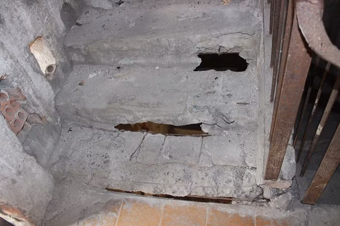 Các bậc cầu thang lên xuống tưởng như có thể sập bất cứ lúc nào.