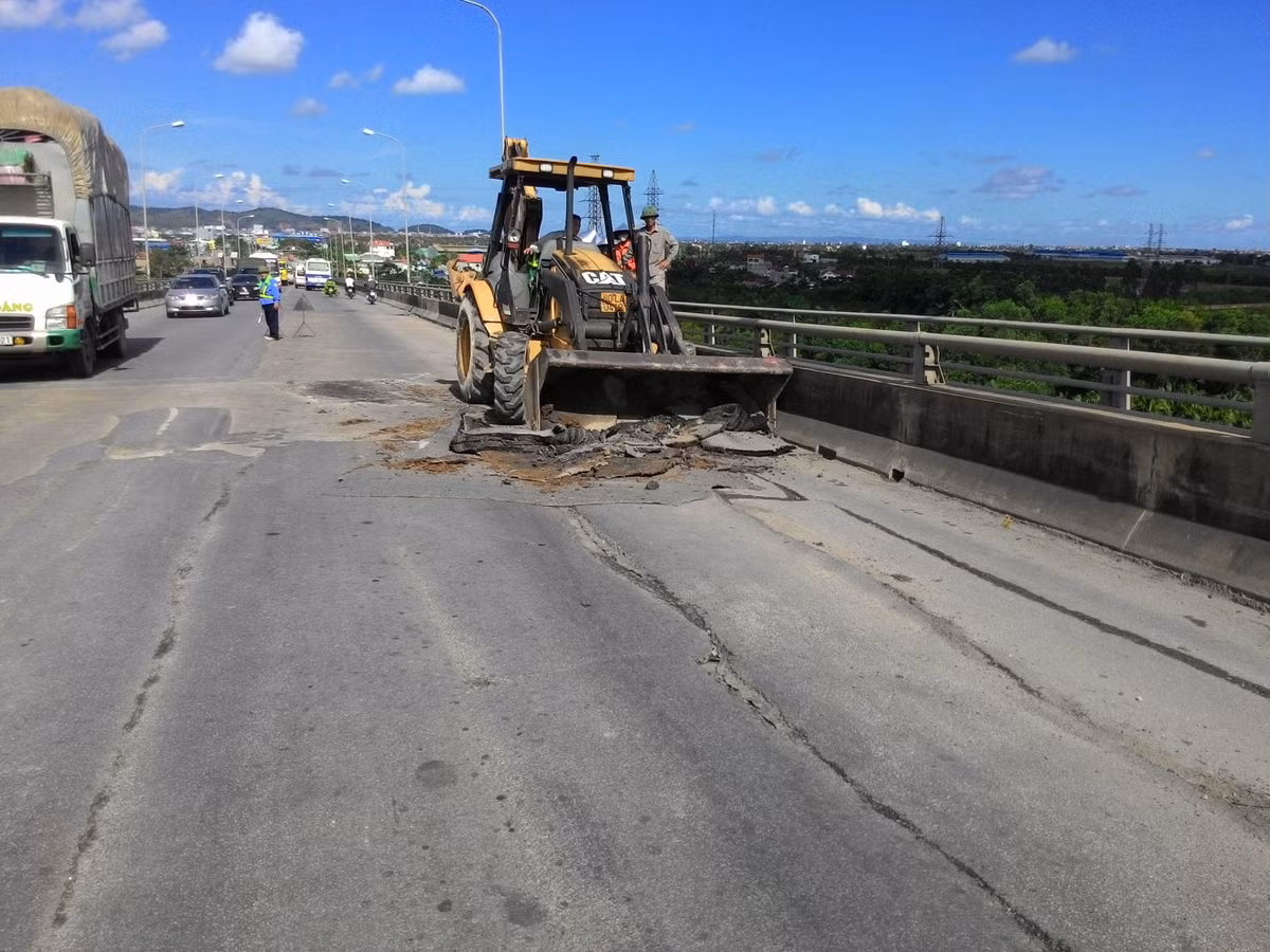 Sau vụ tai nạn xảy ra tối ngày 17/9 khiến hai cha con chết thảm lực lượng chức năng đã tiến hành bóc dỡ lớp nhựa. Nhưng đây chỉ là phương án trước mắt.