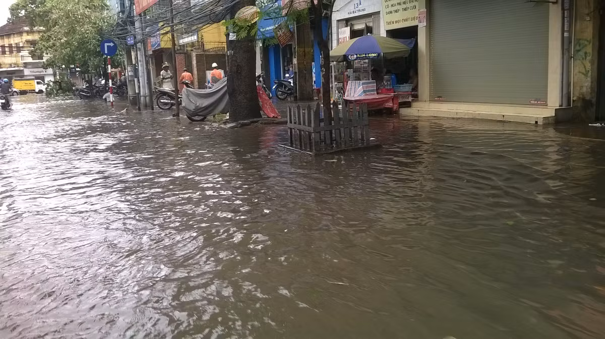 Nước tràn ngập cả vỉa hè.