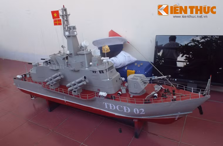 Mô hình tàu tên lửa tấn công nhanh Project 12418 Molniya mang tên TĐCĐ-02.