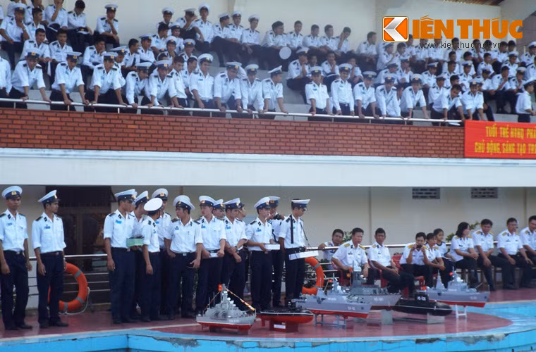 Rất đông các cán bộ, giảng viên, học viện của Học viện Hải quân đã có mặt tại hồ bơi học viên theo dõi cuộc thi.