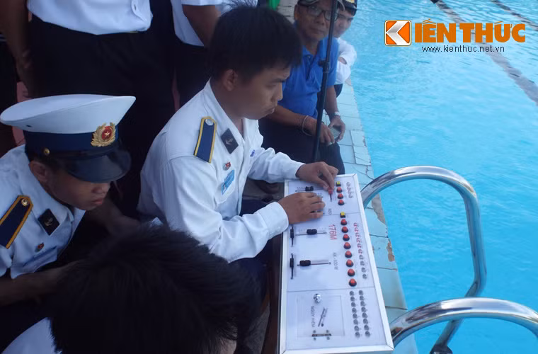 “Thuyền trưởng tàu mặt nước”.