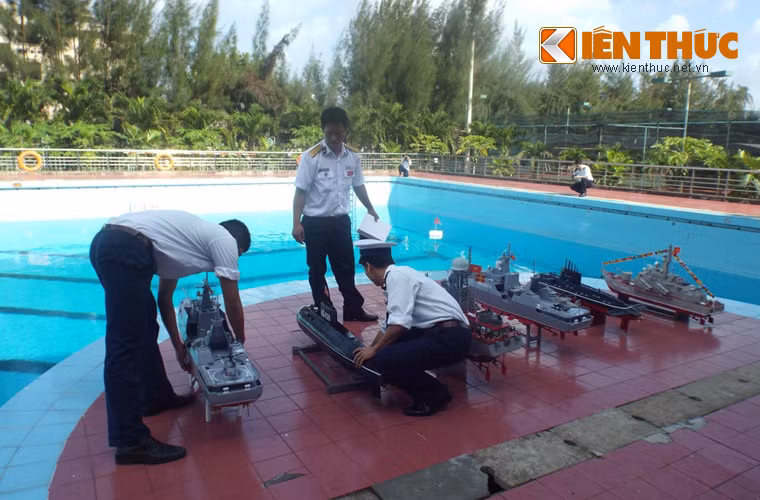 Cuộc thi thu hút 5 đội tham gia với 6 mô hình (có Tiểu đoàn tham dự 2 mô hình). Cuộc thi chia làm 2 phần: trên cạn (các thuyết trình trong quá trình chế tạo, áp dụng công nghệ) và dưới nước (chạy dưới nước, bắn đạn vào mục tiêu).